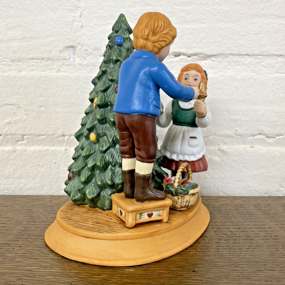 Avon Figurine "Keeping The Christmas Tradition" (1982) Traditional 2nd Edition - Picture 8 of 10